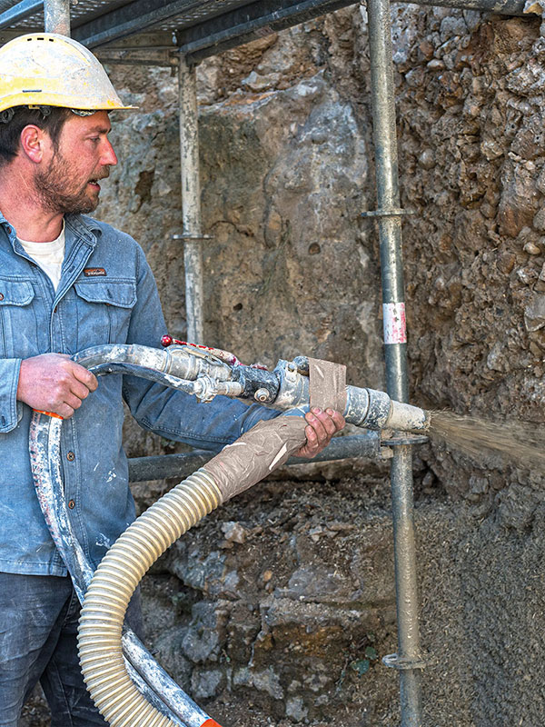 projection béton de chanvre Lisbonis en application doublage extérieur sur mur traditionnel en pierre