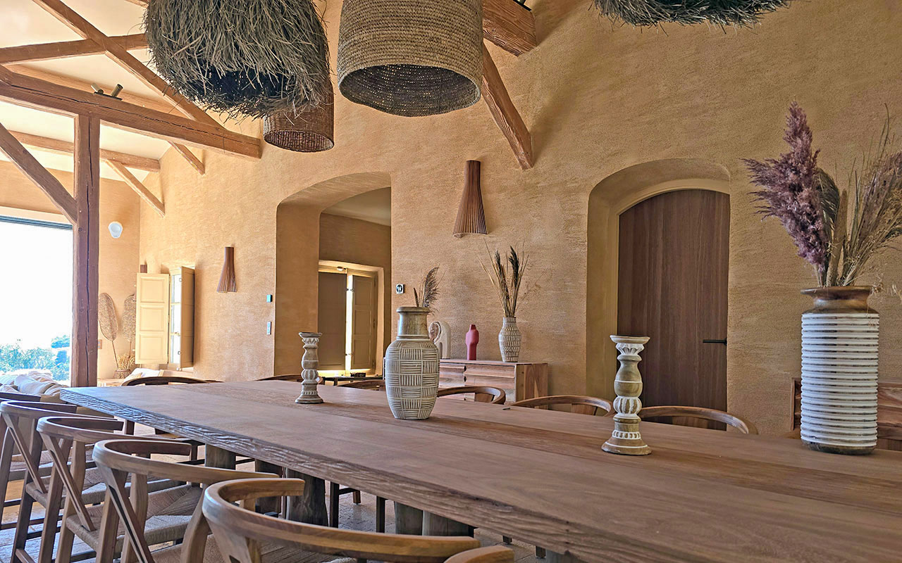 Ocres naturels, chaux et bois pour composer un intérieur apaisant