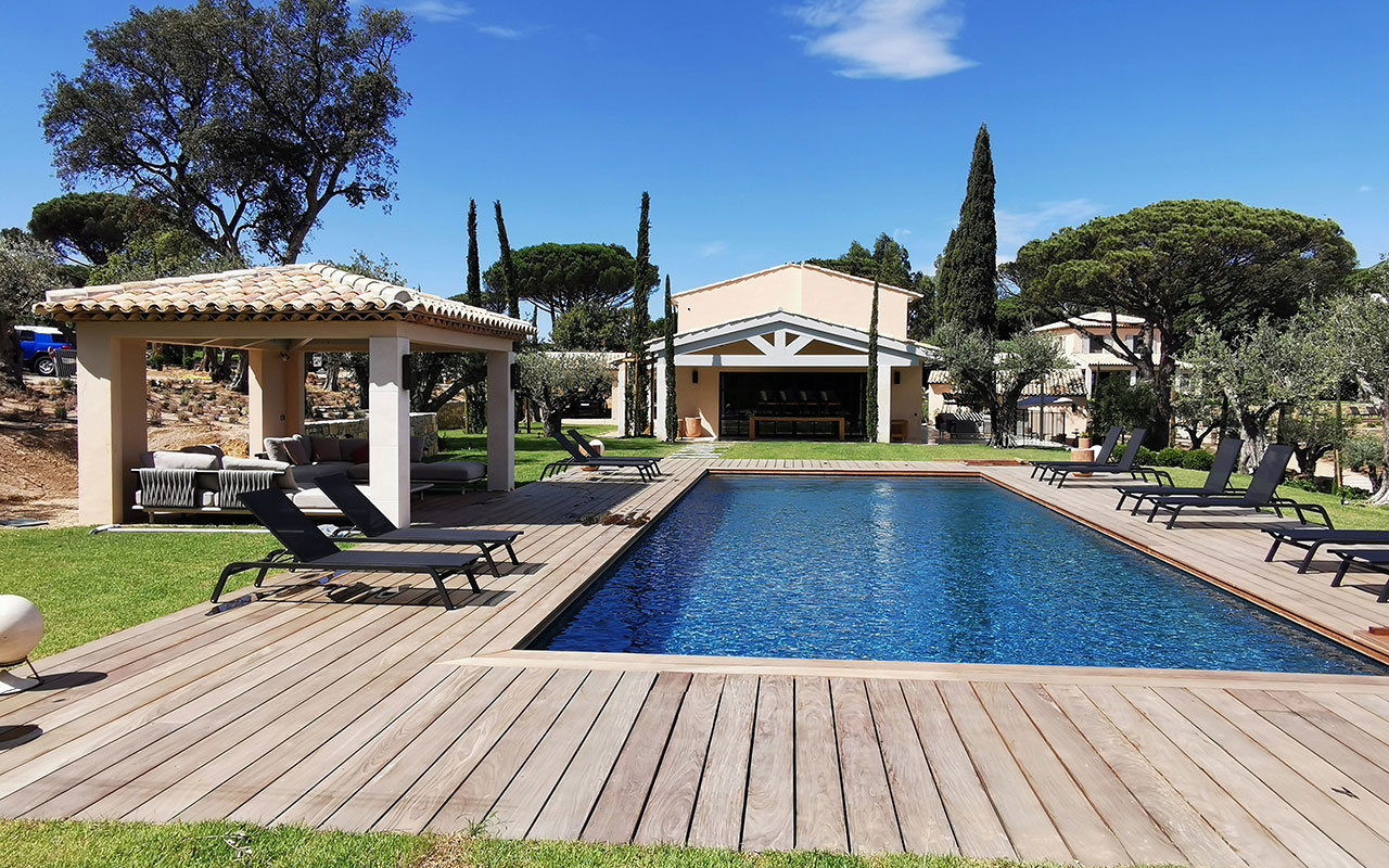 Finition des façades avec un enduit décoratif à la chaux type tadelact