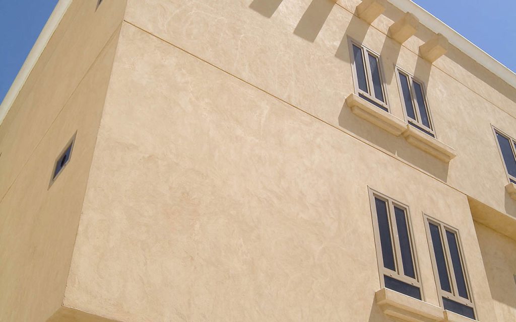 Enduit décoratif à la chaux pour la finition des façades d'un immeuble du Moyen-Orient