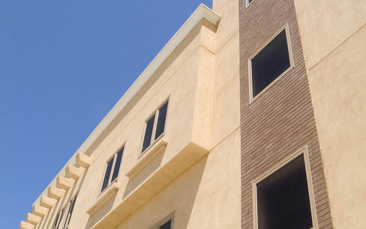 Enduit décoratif à la chaux pour la finition des façades d'un immeuble du Moyen-Orient