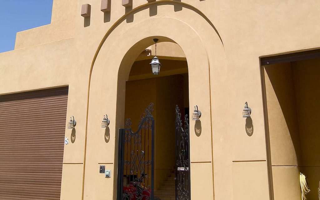 Enduit décoratif avec corps d'enduit Alphacal 300 + sable puis finition avec Minerah DPX